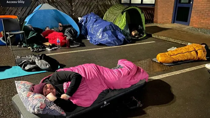 Newsquest staff brave the cold for Centrepoint